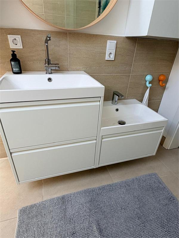 Kindgerechtes Badezimmer mit Wickelbereich