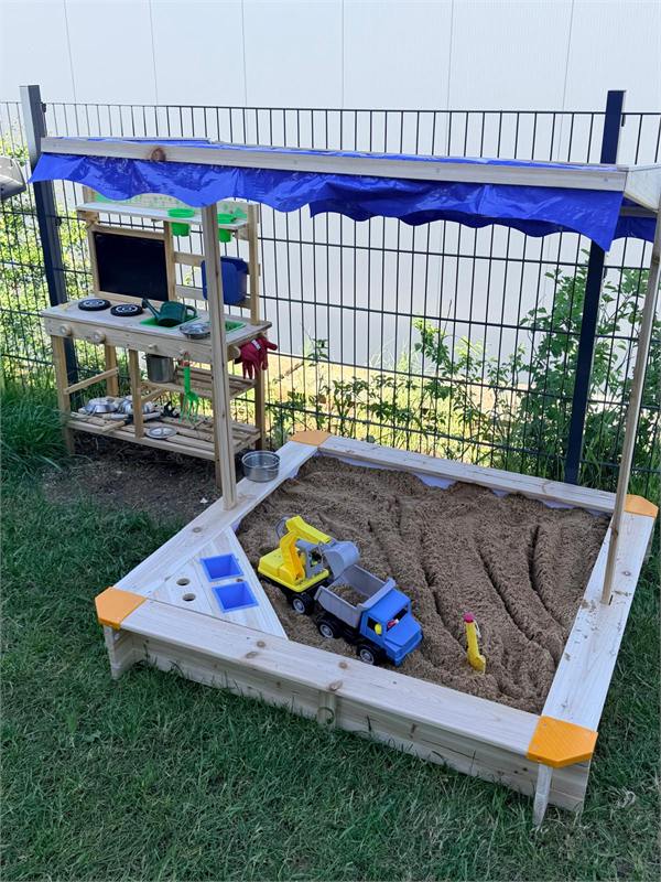 Sandkasten und Matschküche im großen Garten am Waldrand