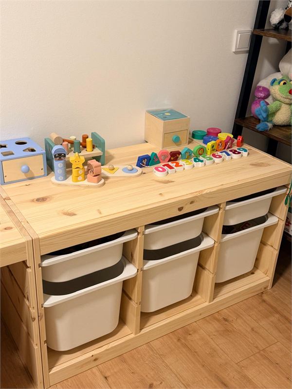 Regal mit Holzspielzeug und Montessori-Lernmaterial