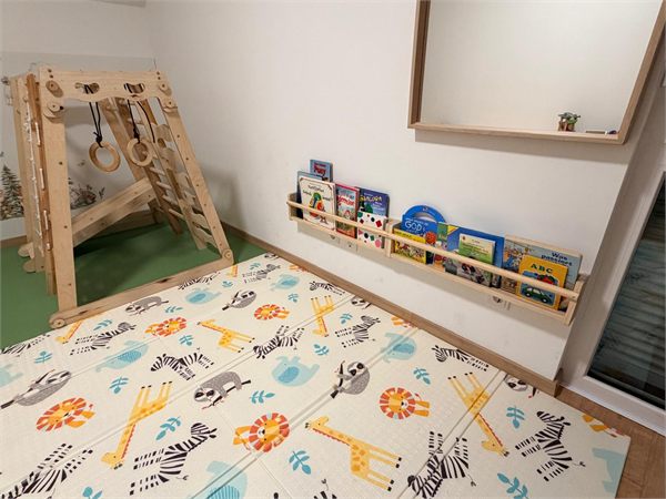 Gemütliche Lese- und Kuschelecke mit Kissen und Bilderbüchern