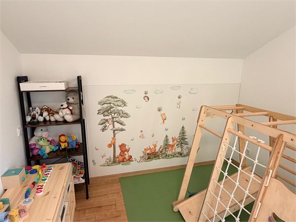 Spielzimmer mit Waldmotiv an der Wand in der Kindertagespflege Waldlicht